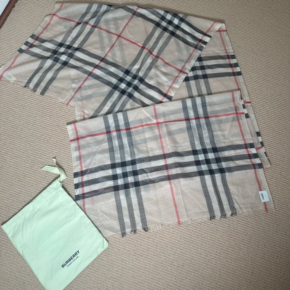 πBurberry Check wool silk check scarf - Picture 3 of 10